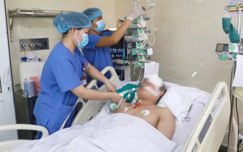 Tin mới về sức khoẻ 2 nạn nhân nặng nhất vụ xe ô tô tông liên hoàn nhiều xe máy tại Hà Nội