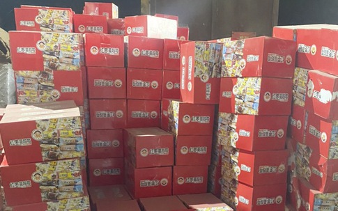 Phát hiện hàng ngàn thùng bánh Trung Quốc nhập lậu suýt 'tuồn' ra thị trường qua mạng xã hội