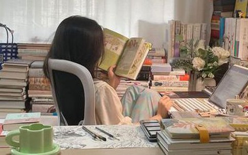 Chị đồng nghiệp ngày nào cũng đi ké xe về, còn giục loạn lên khi tôi phải tăng ca