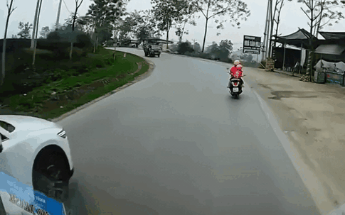 Video: Vượt ẩu ngay khúc cua, tài xế ô tô suýt gây họa