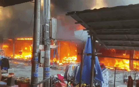 Video: Cháy chợ ở Đồng Tháp, nhiều kiốt bị thiêu rụi