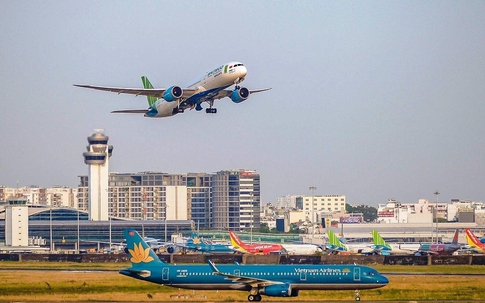 Giá vé máy bay giảm sâu ngay sát kỳ nghỉ lễ khiến nhiều người tiếc hùi hụi