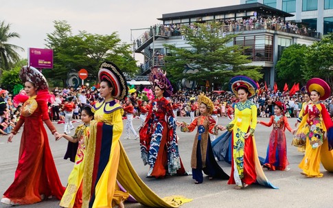 Hơn 350 nghệ nhân, người mẫu, nhóm xiếc và diễn viên quần chúng biểu diễn trong lễ hội đường phố