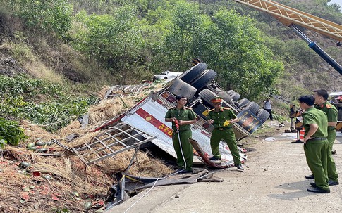Ô tô tải lật ở Phú Yên khiến 4 người chết, nghi bị mất thắng