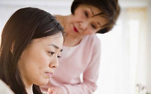 Mẹ chồng bị ốm, con dâu khổ sở vì bị vợ cũ của chồng chèn ép khi chăm sóc bà