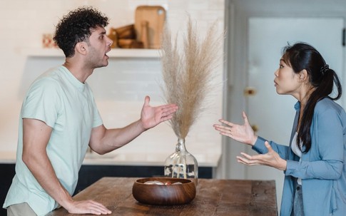 Lao vào nhà nghỉ bắt vợ ngoại tình, chồng độn thổ xin lỗi