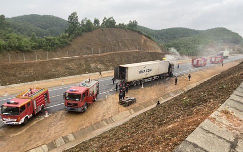 Xe container bốc cháy dữ dội trên cao tốc Cam Lộ - La Sơn, khói cao hàng chục mét
