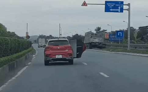 Video: Ngao ngán cảnh ô tô con trở hàng cồng kềnh, vừa đi vừa mở cửa xe trên đường quốc lộ