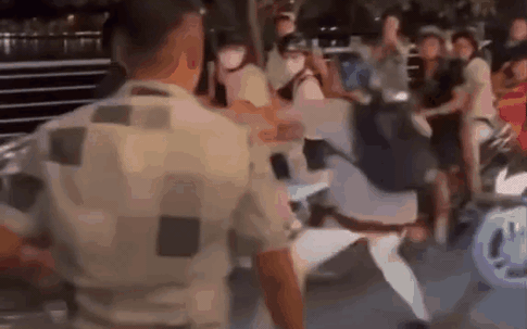 Video: Xác minh vụ cô gái chặn đầu ô tô, đánh nhau với 3 người đàn ông ở Hồ Tây