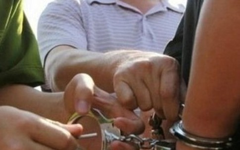 Chửi bới hàng xóm, xúc phạm, tấn công Công an