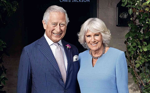 'Camilla từng bí mật đi máy bay riêng tới gặp Charles ở nước ngoài'