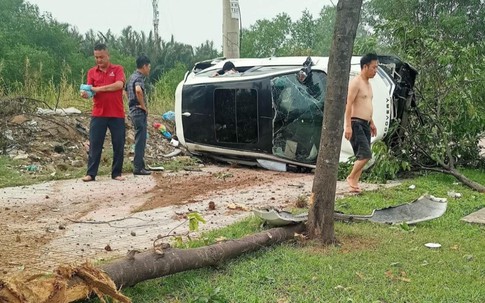 Ô tô Land Rover chở 4 người tông gãy cây xanh, lộn vòng trên vỉa hè