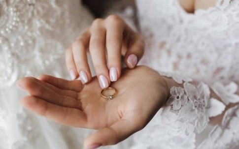 Mẹ chồng đọc 4 gia quy trong đám cưới, cô dâu tháo nhẫn huỷ hôn