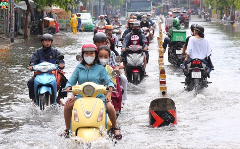 Mưa lớn ở TP.HCM nhấn chìm nhiều tuyến đường