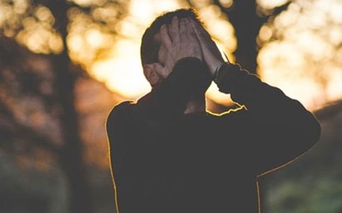 Bị nghi ngờ ngoại tình, chàng trai uất ức làm hại bản thân mong bạn gái hối hận