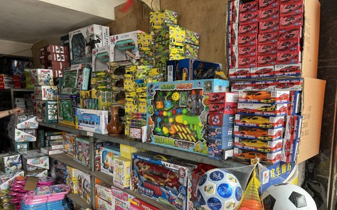 Hà Nội: Mua hàng ngàn đồ chơi không rõ nguồn gốc để kiếm lời từ trẻ em trong xóm