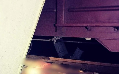 Người đàn ông ngồi vắt vẻo trên nóc nhà tầng 4 được cứu thoát ở Quảng Trị, sau đó tử vong trên đường tàu