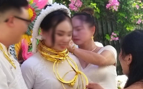 Cô dâu đeo vàng trĩu cổ, nhận 5 tỉ đồng trong ngày lễ nạp tài