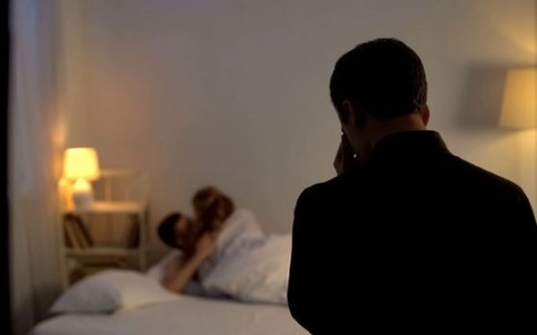 Nữ giáo viên xinh đẹp, có tiếng hiền dịu, gia đình gia giáo, bị bắt quả tang ngoại tình tại khách sạn dù đang mang thai