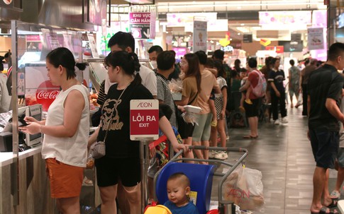 Hà Nội: Người dân đổ xô đến các trung tâm thương mại trốn nắng dịp cuối tuần
