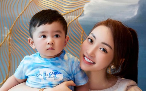 Quý tử nhà Chi Bảo - Lý Thùy Chang được khen như 'soái ca nhí', bố mẹ cưng chiều đưa đi du lịch mọi nơi từ nhỏ