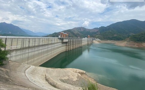 Hình ảnh nước cạn trơ đáy tại hồ thủy điện lớn nhất Việt Nam