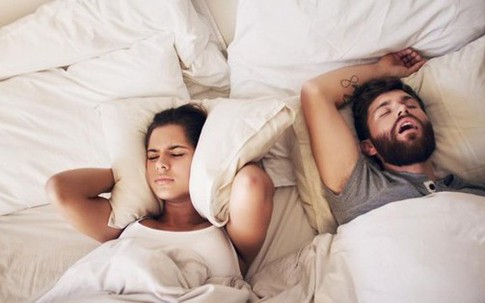 Ngủ sớm hơn bạn đời 90 phút để cứu vãn hôn nhân