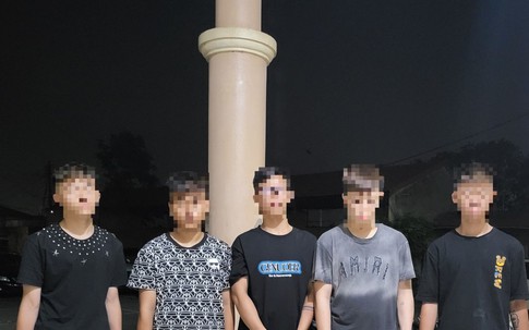 5 thanh niên bị công an tạm giữ vì cướp 3 chiếc áo phông trị giá 600 nghìn đồng