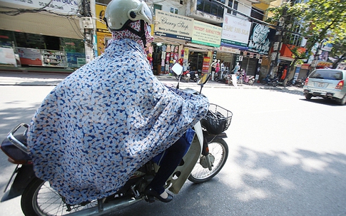 Mặc áo chống nắng cuốn vào bánh xe, người phụ nữ ngã lún cột sống