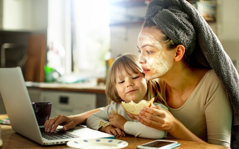 Những phụ nữ bị 'rút cạn' thời gian