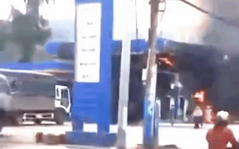 Video: Cây xăng ở Bình Định cháy dữ dội do khách vứt đầu thuốc lá
