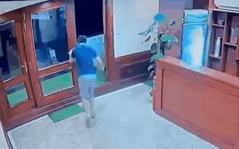 Video: Nghi say thuốc lào, nam du khách ngã xuống biển Hải Phòng tử vong