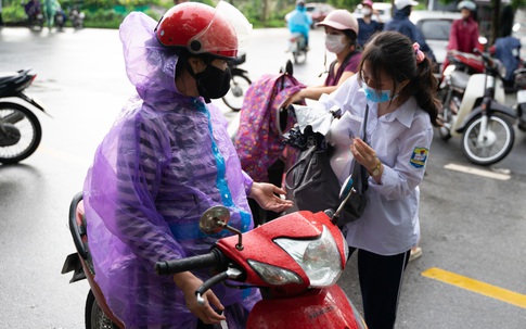 Sáng 28/6, hàng vạn đoàn viên tình nguyện hỗ trợ thí sinh tham gia kỳ thi THPT Quốc gia 2023