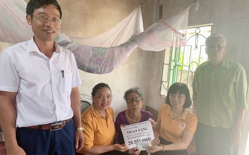 Hơn 20 triệu đồng đến với cụ bà mù loà sống đơn thân ở Nam Định