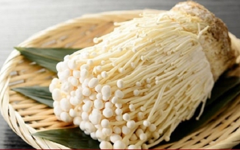 Mẹo chọn và làm sạch nấm kim châm đúng cách