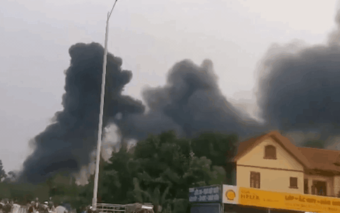 Video: Khói lửa bao trùm gara ô tô ở Cầu Diễn, Hà Nội