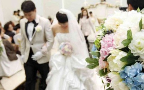Xuất hiện tại đám cưới chồng cũ, vợ thổn thức: "Tôi đến đây để xin dâu và thay mặt anh ấy nhận vợ lẽ"