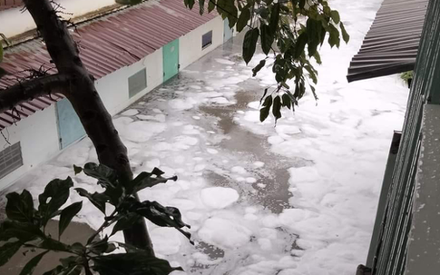 Đồng Nai: Người dân cầu cứu vì nước chảy như thác cuốn sau mưa, bọt trắng lạ, mùi hôi nồng nặc