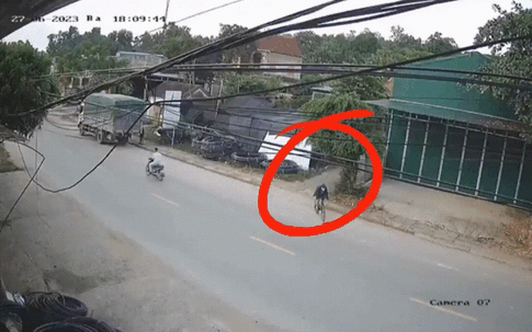 Video: Cậu bé đi xe đạp 'tạt đầu' xe tải và hành động sau đó khiến người xem trầm trồ