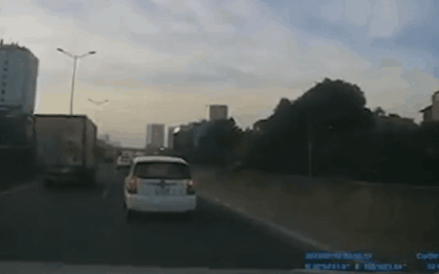 Video: Nữ tài xế bị phạt nặng khi đi ngược chiều tại đường Vành đai 3 trên cao