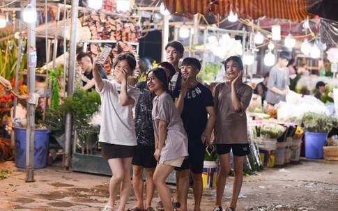 Chợ hoa Quảng An: Địa điểm check in thú vị của giới trẻ Hà Nội