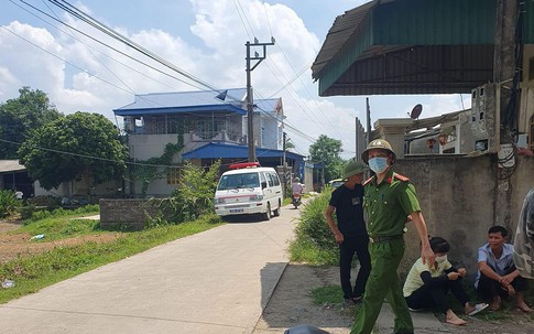 Con trai gào khóc phát hiện bố mẹ tử vong trên giường