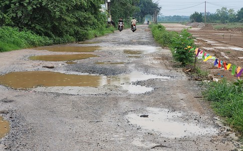 Nhiều 'ổ voi' trên dự án hàng chục tỷ đồng ở Hà Nội, hễ mưa là người dân bị ngã