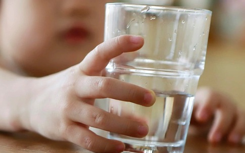 Bé 10 tuổi suýt mất mạng vì uống quá nhiều nước, chuyên gia chỉ rõ uống nước có dấu hiệu này cần dừng ngay
