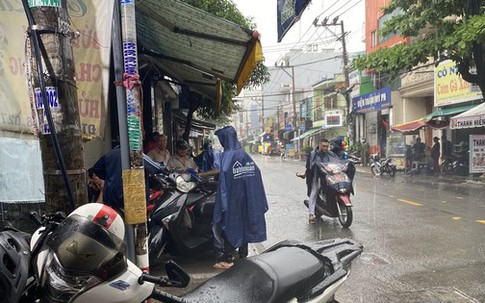 Lên mái nhà quét rác, người đàn ông bị điện giật chết lúc trời mưa