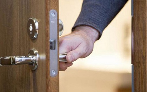 Nói dối đi công tác nhưng lại thuê khách sạn gần nhà theo dõi thì phát hiện một gã đàn ông đến nhà "tán gẫu" với vợ lúc 23h đêm