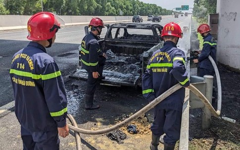 Đang lưu thông trên cao tốc Hà Nội-Hải Phòng, xe ô tô bán tải bất ngờ bốc cháy dữ dội