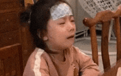 Bức ảnh đứa trẻ khóc mếu máo, trán dán miếng hạ sốt khiến các bậc phụ huynh tranh cãi