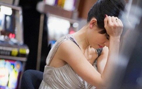 Đi du lịch cùng công ty mấy hôm, lúc về nghe chị hàng xóm kể một chuyện tôi chỉ muốn ly hôn