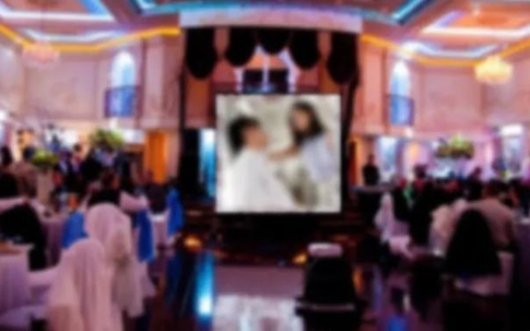 Đang vui vẻ mời rượu quan khách, cô dâu chú rể méo mặt với "cảnh nóng" được chiếu trên màn hình lớn giữa hội trường